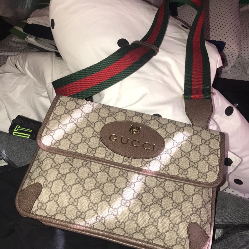 Gucci Supreme Messenger Bag 💼 needs some cleaning in inside